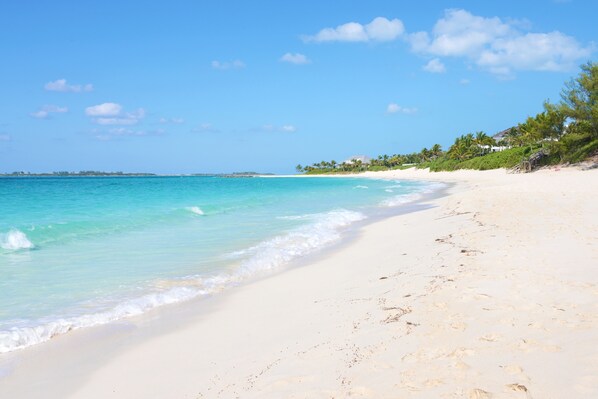 Sun loungers, beach towels - WATERFRONT HAVEN - Oceanfront Escape in Eastern Nassau! NO HURRICANE DAMAGE  (Nassau)