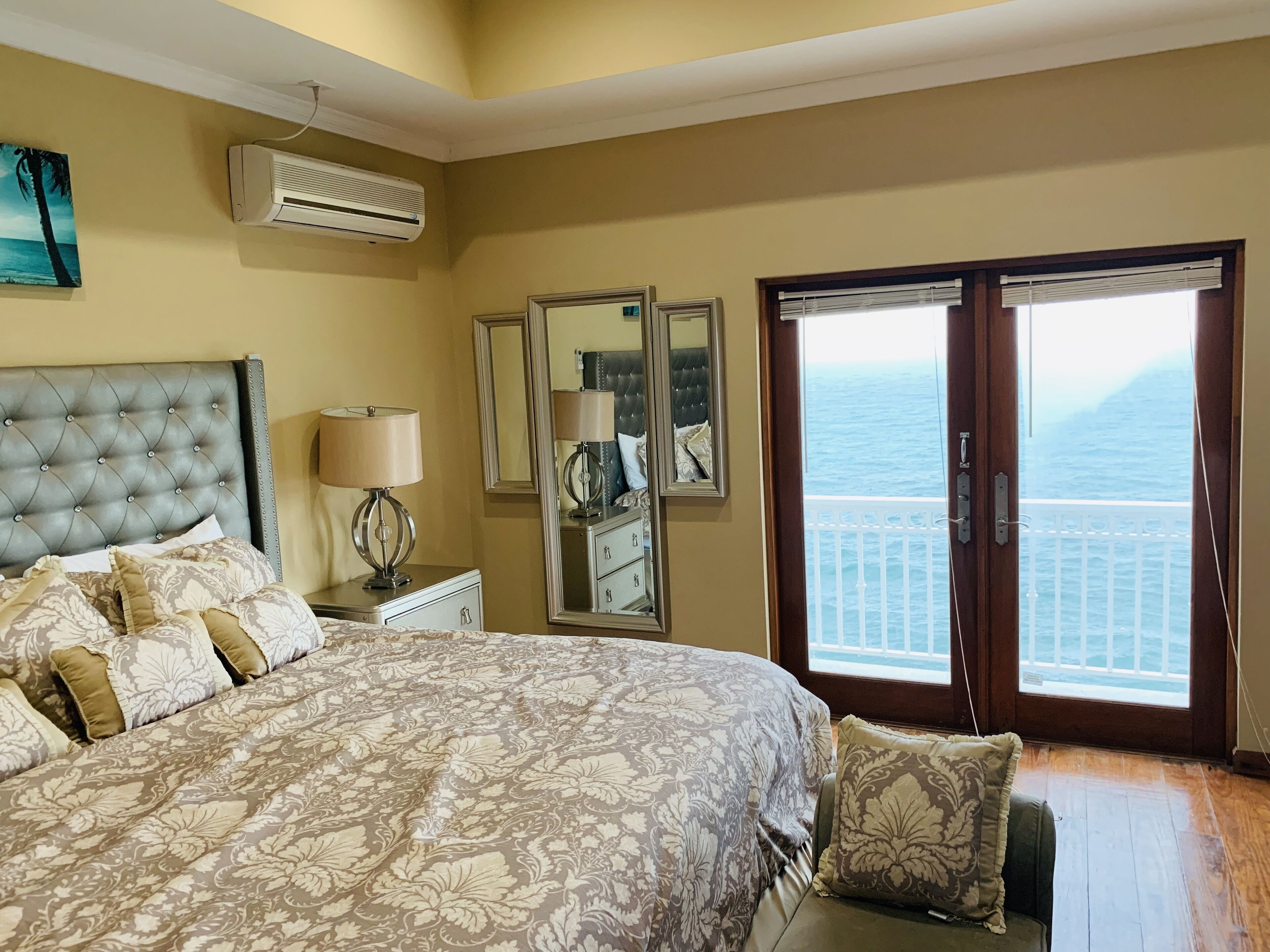 3 dormitorios, tabla de planchar con plancha, cuna de viaje