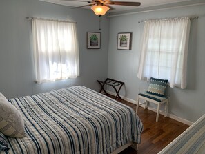 3 chambres, fer et planche à repasser, lit de bébé portatif