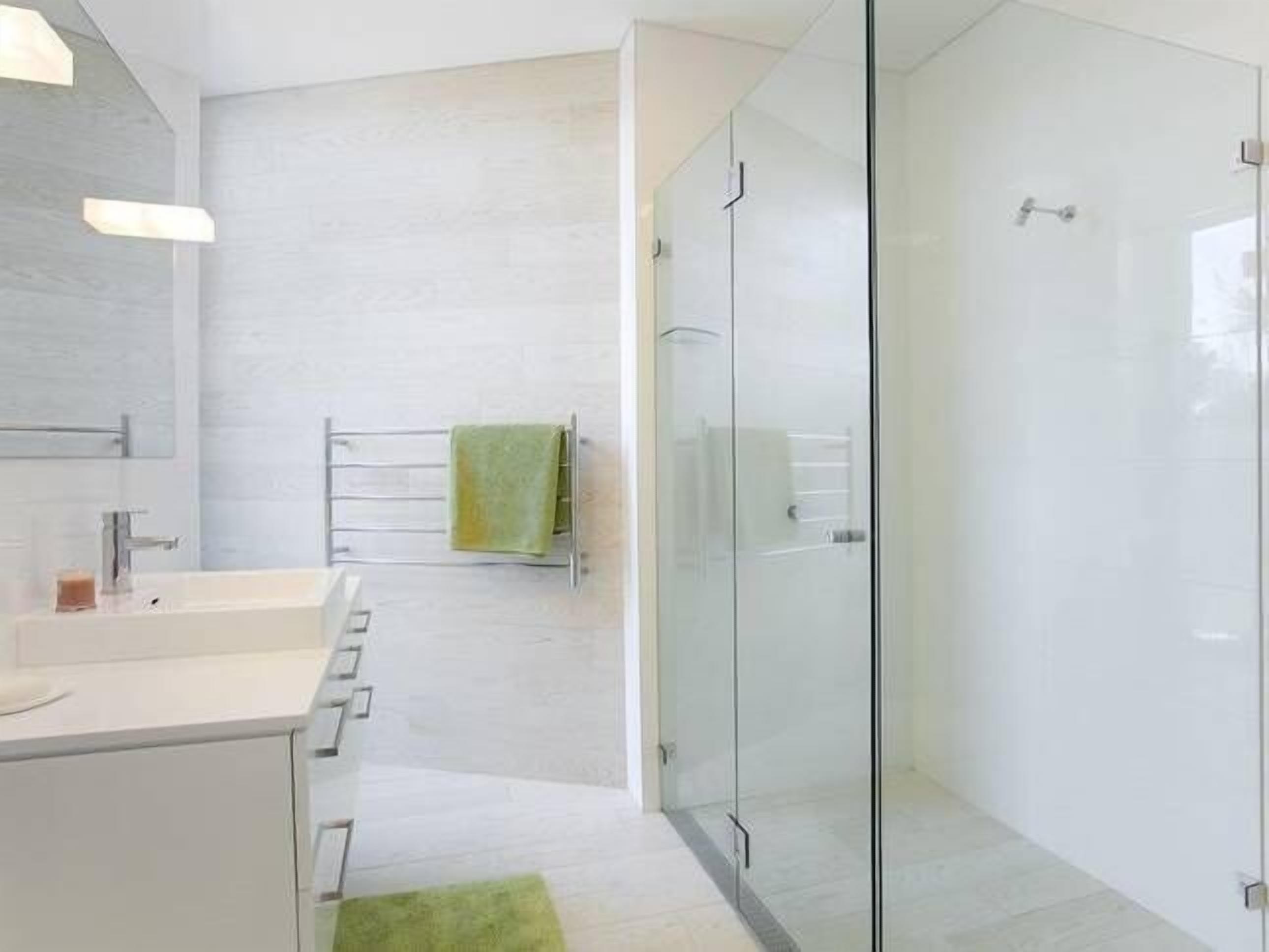 Manly Blue Retreat Apartment — image 14