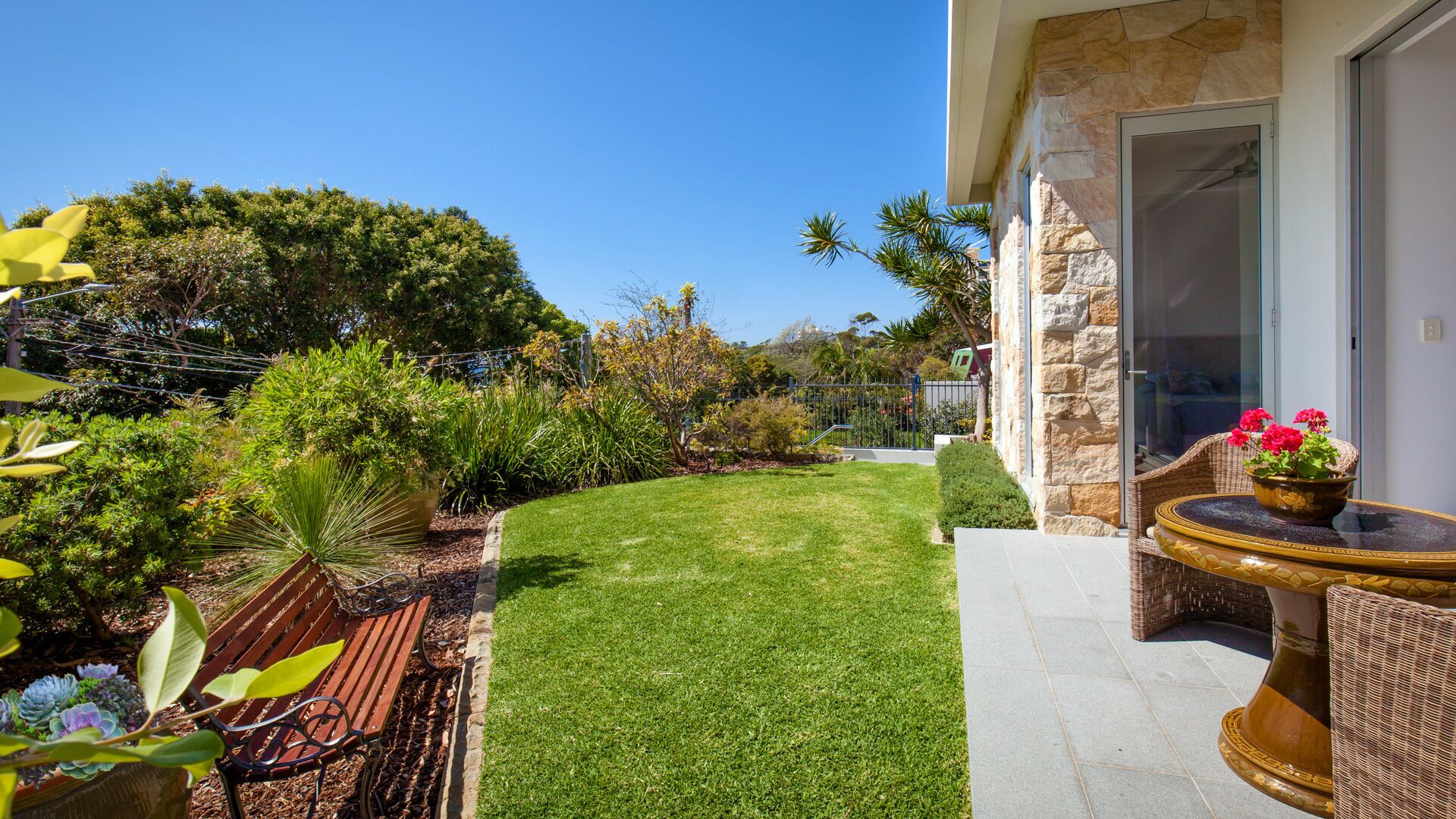 Manly Blue Retreat Apartment — image 12