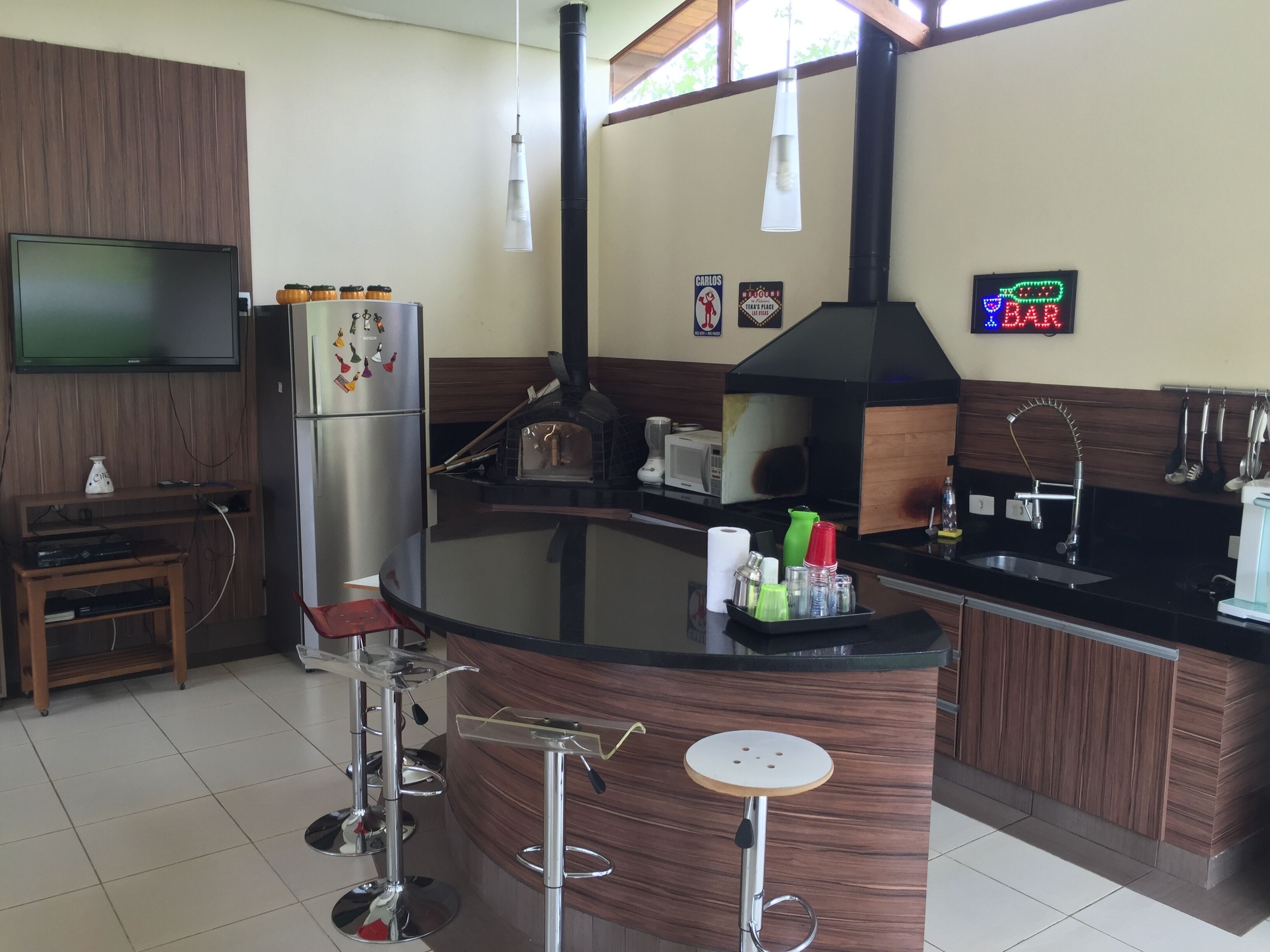 SPECTACULAR SITE; JACUZZI; POOL; LAKE; WEEKENDS AND HOLIDAYS.  