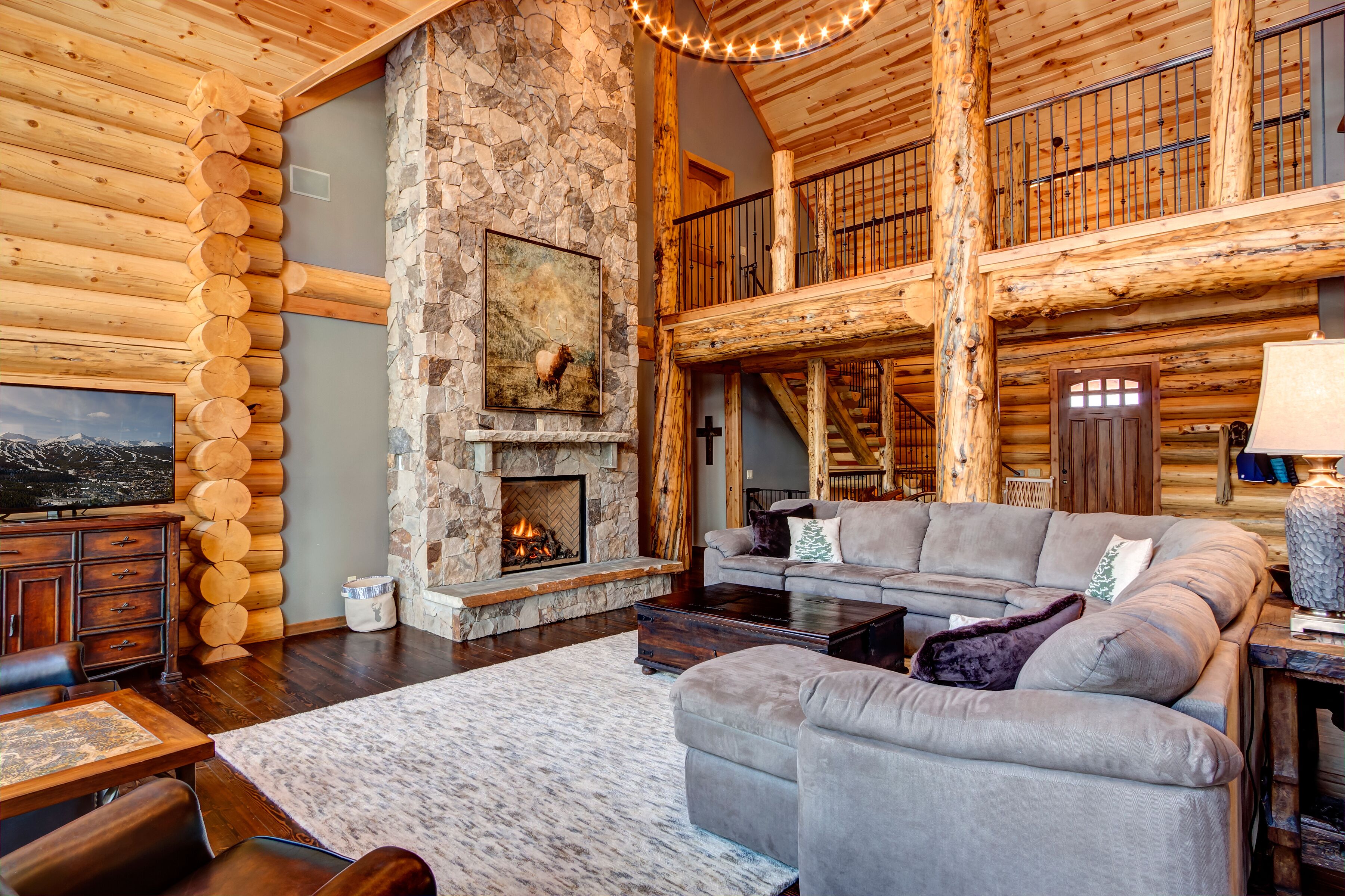 Luxurious Log Cabin Five minutes from Breckenridge Ski Slopes - 4 Master Suites!