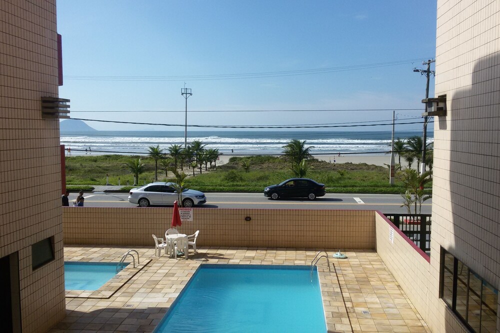 1 bedroom apartment front of building to the sea. Boracéia Beach