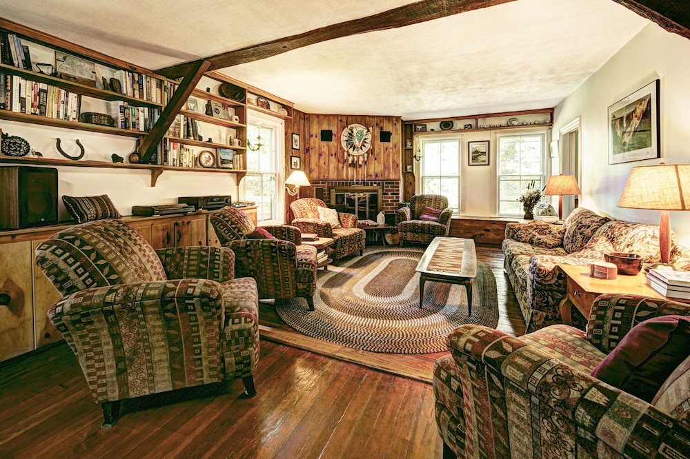 The 1801 Armstrong House - A charming historic gem in the Chenango River valley