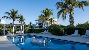 Lämmitetty uima-allas