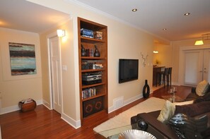 TV, fireplace, Netflix, DVD player - Luxury Romantic Designer Suite on Trendy Main Street (Vancouver)