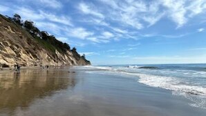 A beach with a rocky cliff and calm waves. - Los Arboles Ranch - Recreational Dream Near Hope Ranch (Santa Barbara)
