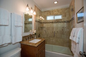 Ensemble douche/baignoire, sèche-cheveux, serviettes fournies