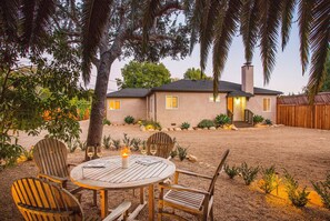 تناول الطعام بالخارج