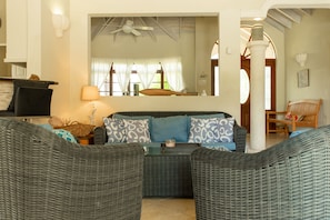 Smart TV, libros y impresora