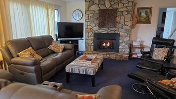 Smart TV, fireplace, DVD player, books