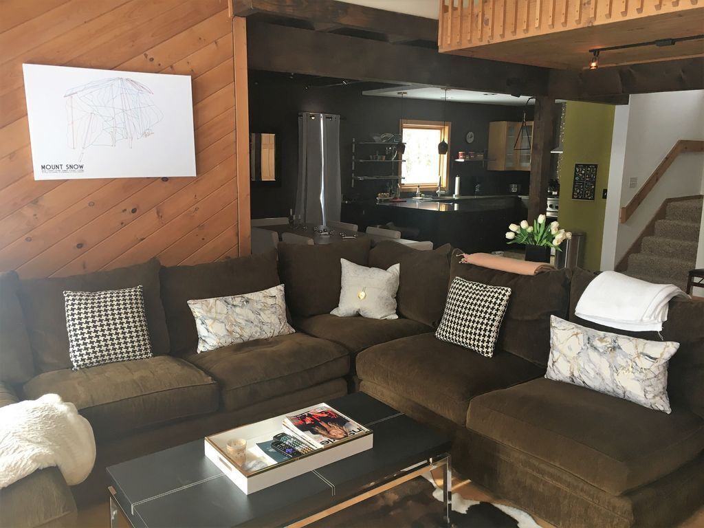 Modern-Rustic Style, Spacious, Suntec Townhouse.  Hot tub & sauna.