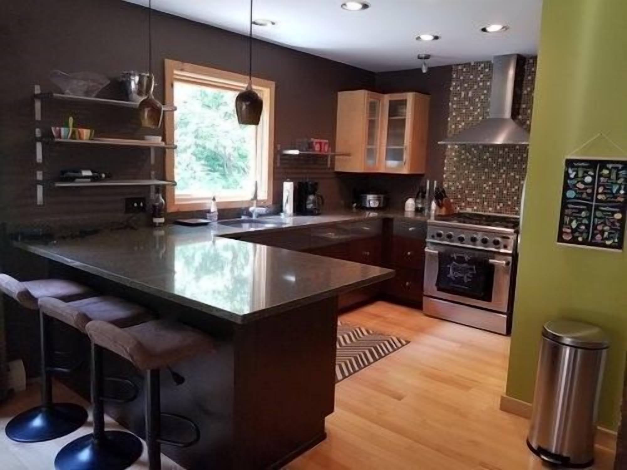 Modern-Rustic Style, Spacious, Suntec Townhouse.  Hot tub & sauna.