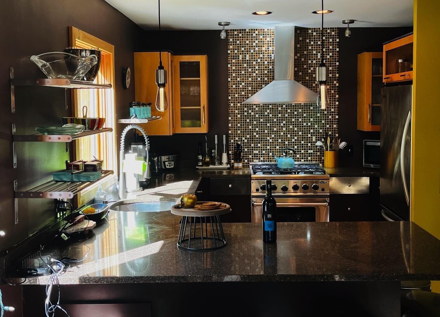 Modern-Rustic Style, Spacious, Suntec Townhouse.  Hot tub & sauna.