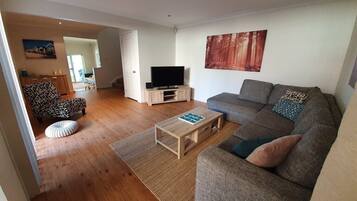 Smart-TV, Kamin, DVD-Player, Bücher