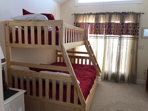 4 habitaciones, tabla de planchar con plancha y cuna de viaje 