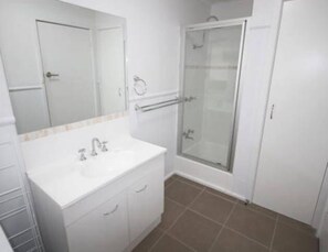 Shower, hair dryer, towels, soap - Relax at Red Rocks - Pet friendly- Serenity - unlimited WiFi (Cowes)