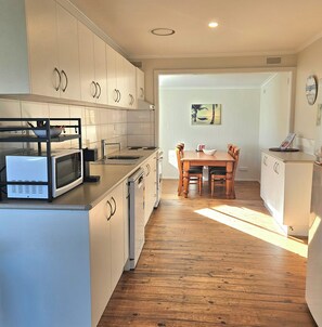 Fridge, microwave, oven, stovetop - Relax at Red Rocks - Pet friendly- Serenity - unlimited WiFi (Cowes)