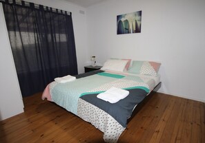 3 bedrooms, iron/ironing board, free WiFi, bed sheets - Relax at Red Rocks - Pet friendly- Serenity - unlimited WiFi (Cowes)