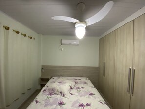 3 bedrooms, WiFi - House in Bombinhas city center, 100 meters from the beach.  (Centro)