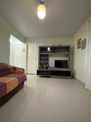 TV - House in Bombinhas center 100 meters from the beach  (Centro)