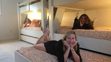 5 bedrooms, free WiFi, bed sheets, wheelchair access