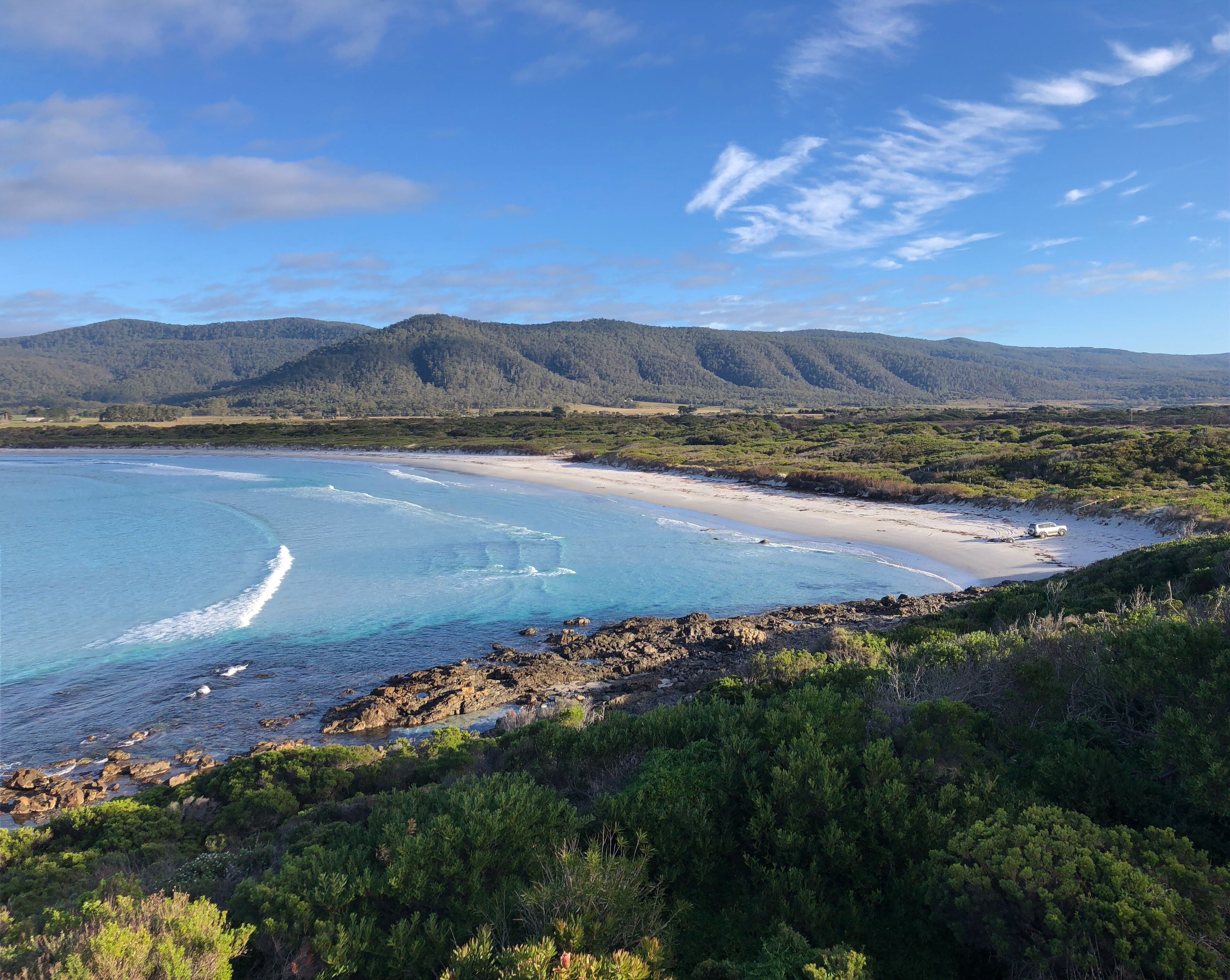 Na praia, espreguiçadeiras, toalhas de praia 