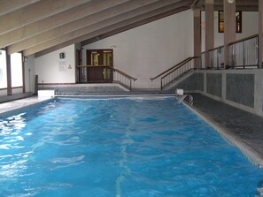 Een binnenzwembad en een buitenzwembad