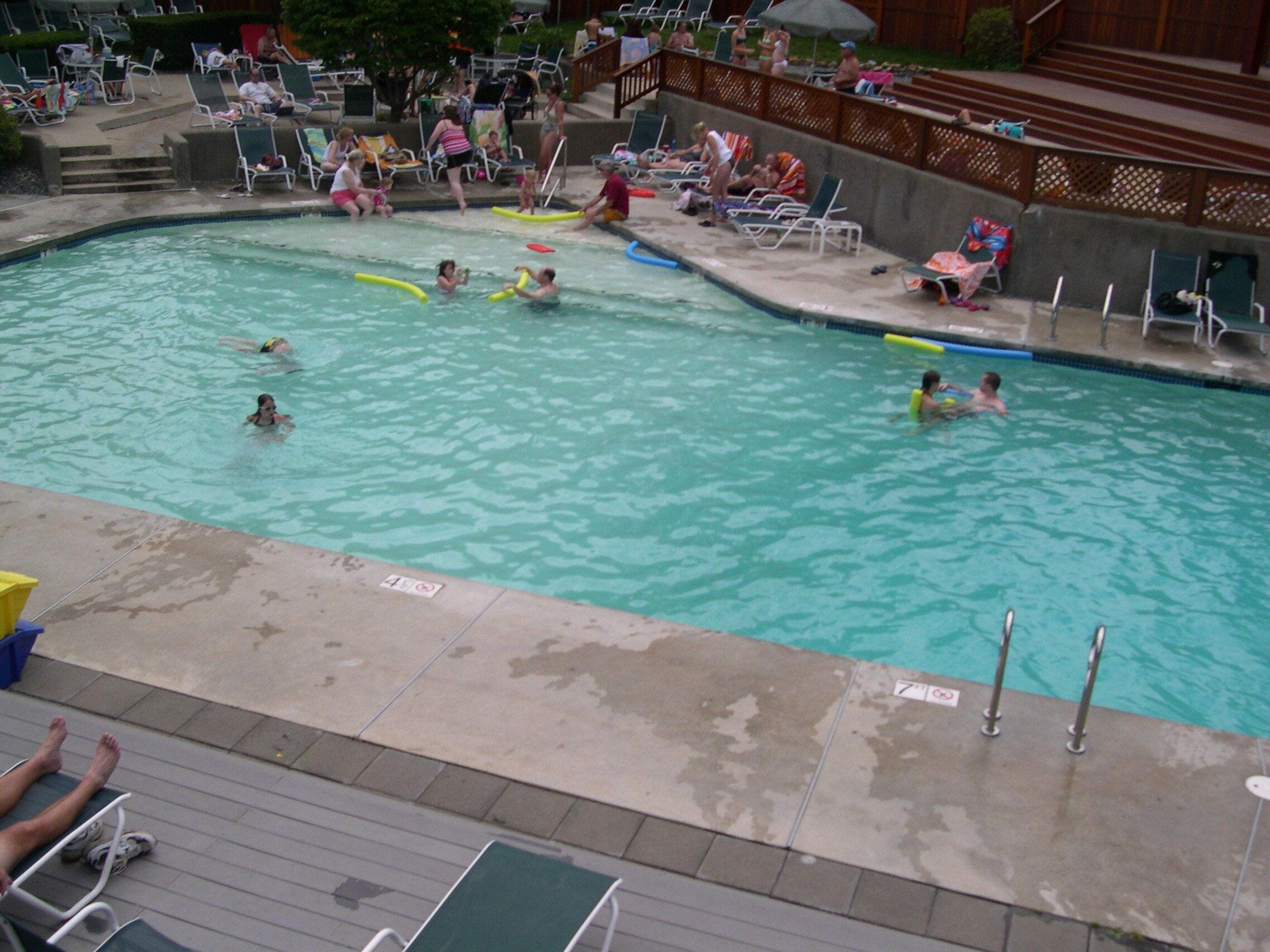 Inomhuspool och utomhuspool