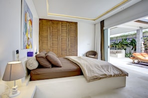 1 habitación, caja de seguridad en la habitación y escritorio