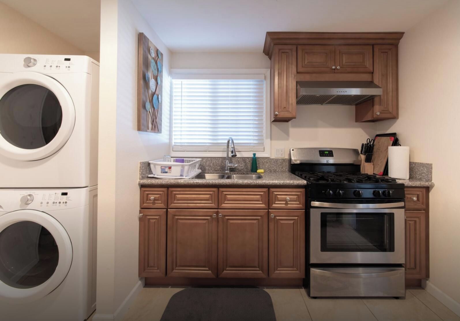 Una cocina moderna con horno doble, electrodomésticos de acero inoxidable y armarios de madera.
