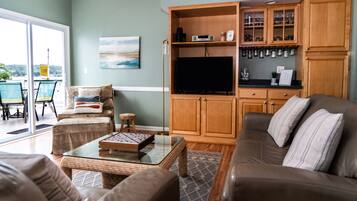 Smart-TV, Kamin, DVD-Player, Bücher