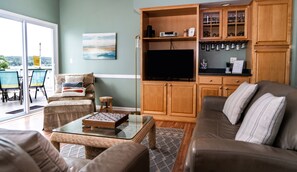 Smart-tv, een open haard, een dvd-speler en boeken