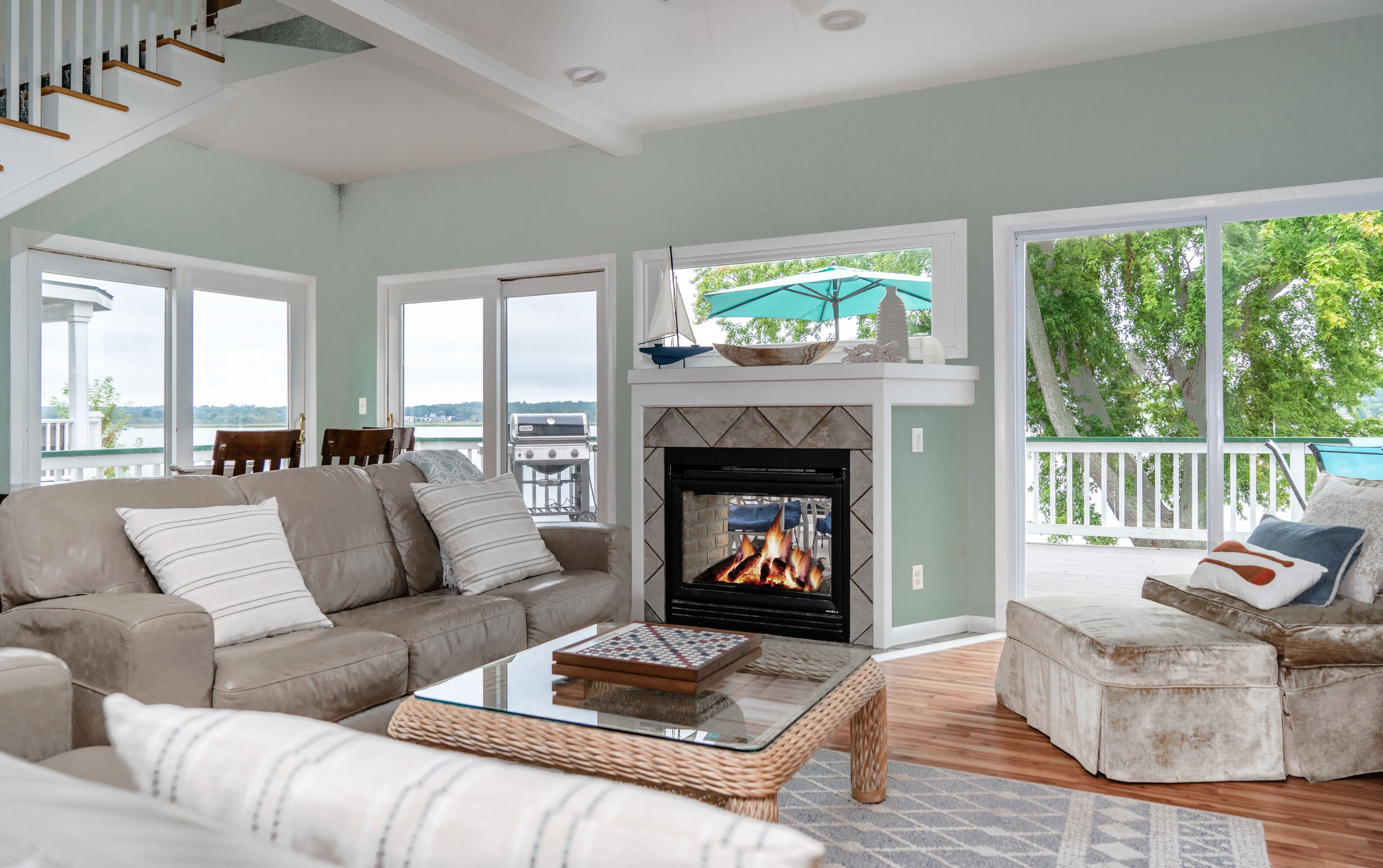 Älytelevisio, takka, DVD-soitin, kirjoja