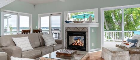 Älytelevisio, takka, DVD-soitin, kirjoja