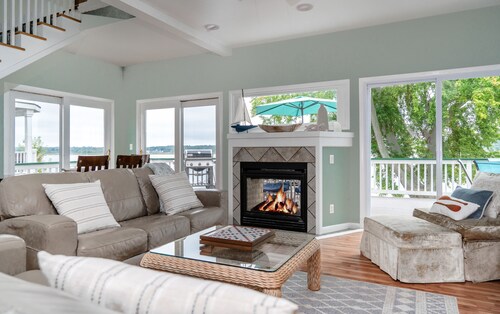 Private Beach & Pier Lake Front w/ Fireplace on Lake Como - Walk to Mars Resort!