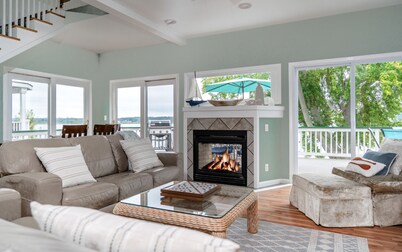 Lake Geneva Home con playa privada, muelle, fogata frente al lago, golf | ¡Tiempos divertidos!