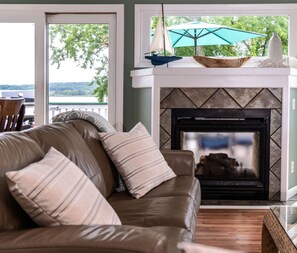 Smart TV, chimenea, reproductor de DVD y libros 