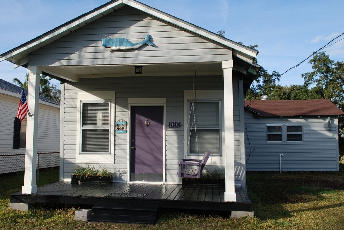 The Whale House - Elegant Charm in Dauphin Island Village