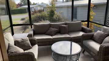 TV, caminetto, lettore DVD, impianto stereo