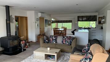 TV, caminetto, lettore DVD, impianto stereo