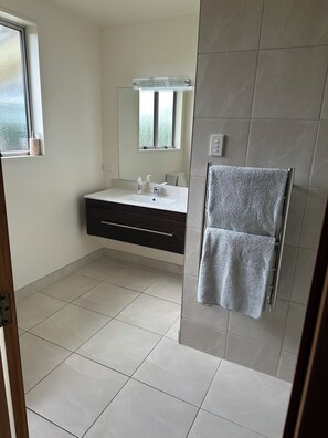 Bathtub, hair dryer - Large Sunny Holiday Home (Wanaka)