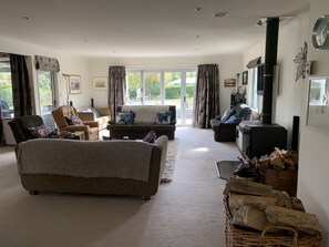 TV, fireplace, DVD player, stereo - Large Sunny Holiday Home (Wanaka)