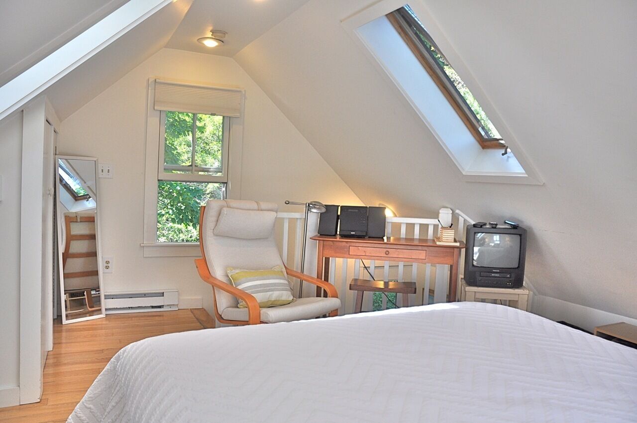 PET FRIENDLY REMODELED 1BR-1BA COTTAGE - MINUTESWALK TO TOWN CTR, 2 DECKS, YARD