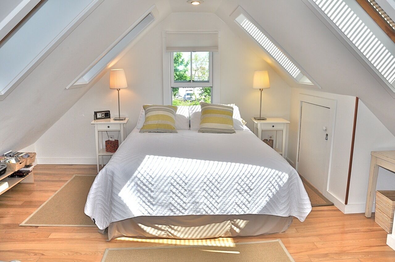 PET FRIENDLY REMODELED 1BR-1BA COTTAGE - MINUTESWALK TO TOWN CTR, 2 DECKS, YARD