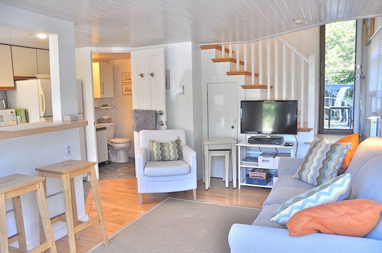 PET FRIENDLY REMODELED 1BR-1BA COTTAGE - MINUTESWALK TO TOWN CTR, 2 DECKS, YARD