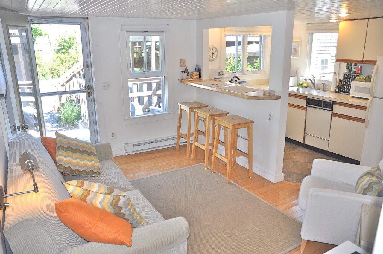 PET FRIENDLY REMODELED 1BR-1BA COTTAGE - MINUTESWALK TO TOWN CTR, 2 DECKS, YARD