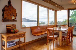 Dining - No41 Dennes Point -Beach holiday home (Dennes Point)
