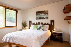 2 bedrooms, travel cot, bed sheets - No41 Dennes Point -Beach holiday home (Dennes Point)